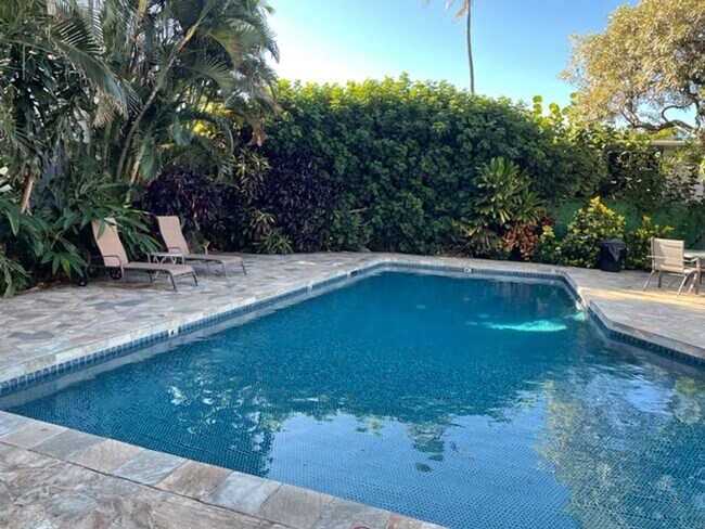 Building Photo - Pualei Circle 1 bedroom/ 1 bathroom/ 1 par...