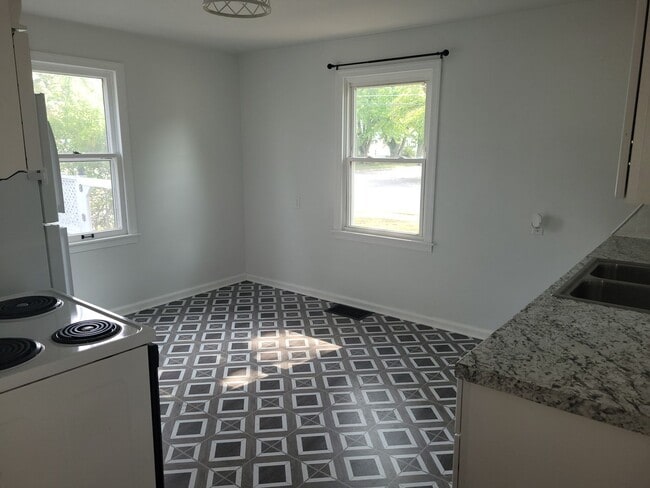 Building Photo - 2-Bedroom/1-Bath, Great Neighborhood