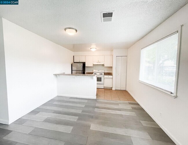 Building Photo - 2106 Peppertree Way