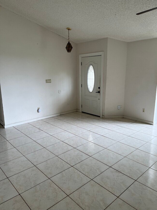 Building Photo - 7823 Hyacinth Dr