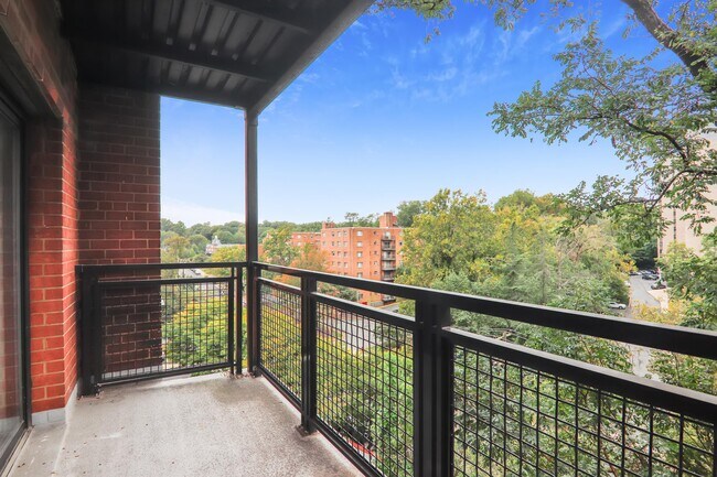 Foto del edificio - 7611 Maple Ave