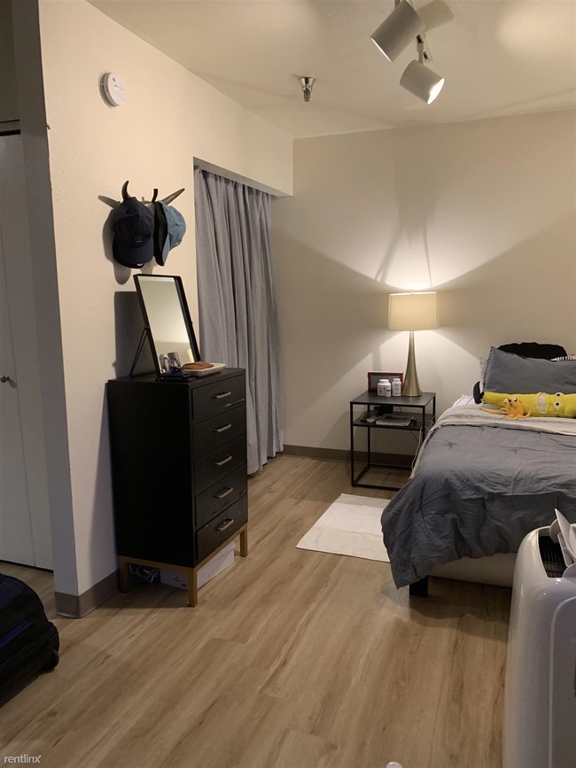 Building Photo - Studio, 1 bath  - 1215 13th St 7