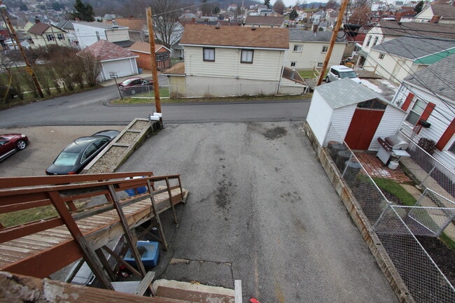 Building Photo - 624 Carothers Ave