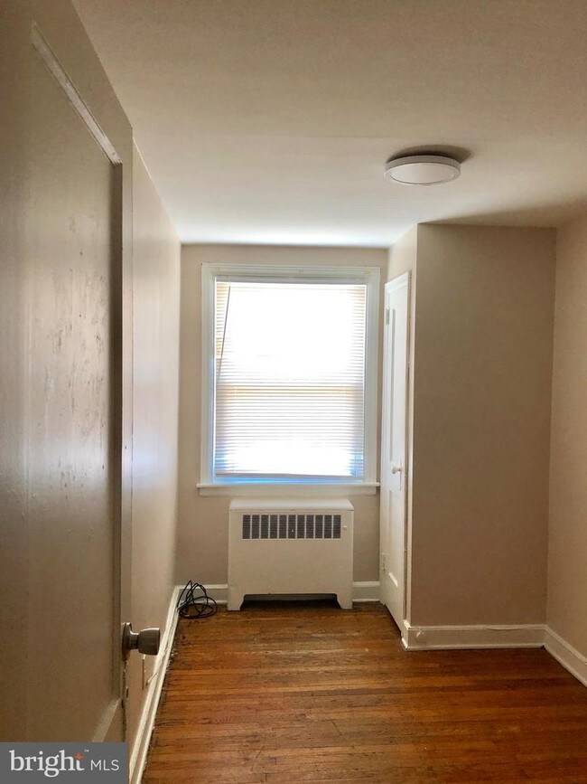 Building Photo - 7415 Woodbine Ave