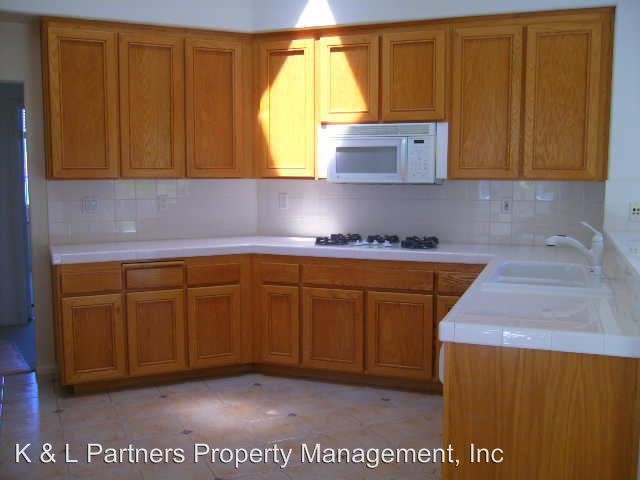 Building Photo - 1676 Crescent Knolls Glen