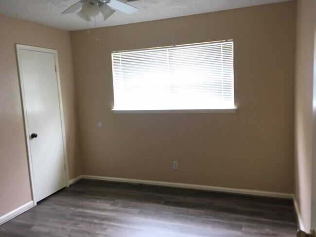 Foto del edificio - 150 WHITE CEDAR ST.