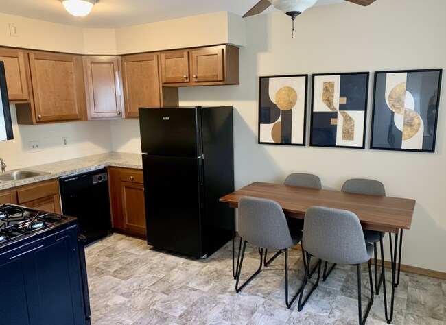 Foto del edificio - 2 Bedroom/1.5 Bathroom Apartment - First Floor