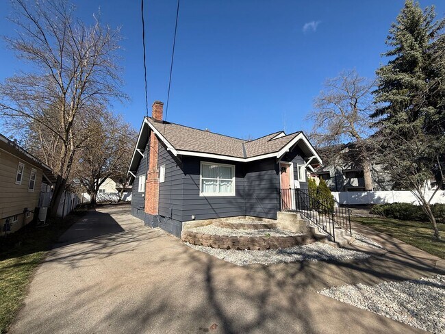 Foto del edificio - Newly Renovated 3 Bed, 1 Bath House w/ Bonus Room!