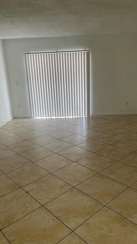 Foto principal - 18880 NW 57th Ave