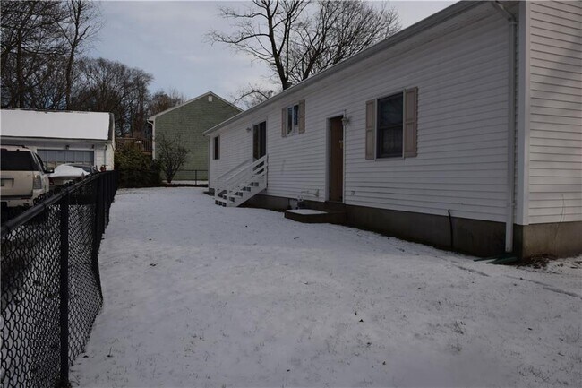 Building Photo - 10 Bicknell Ave
