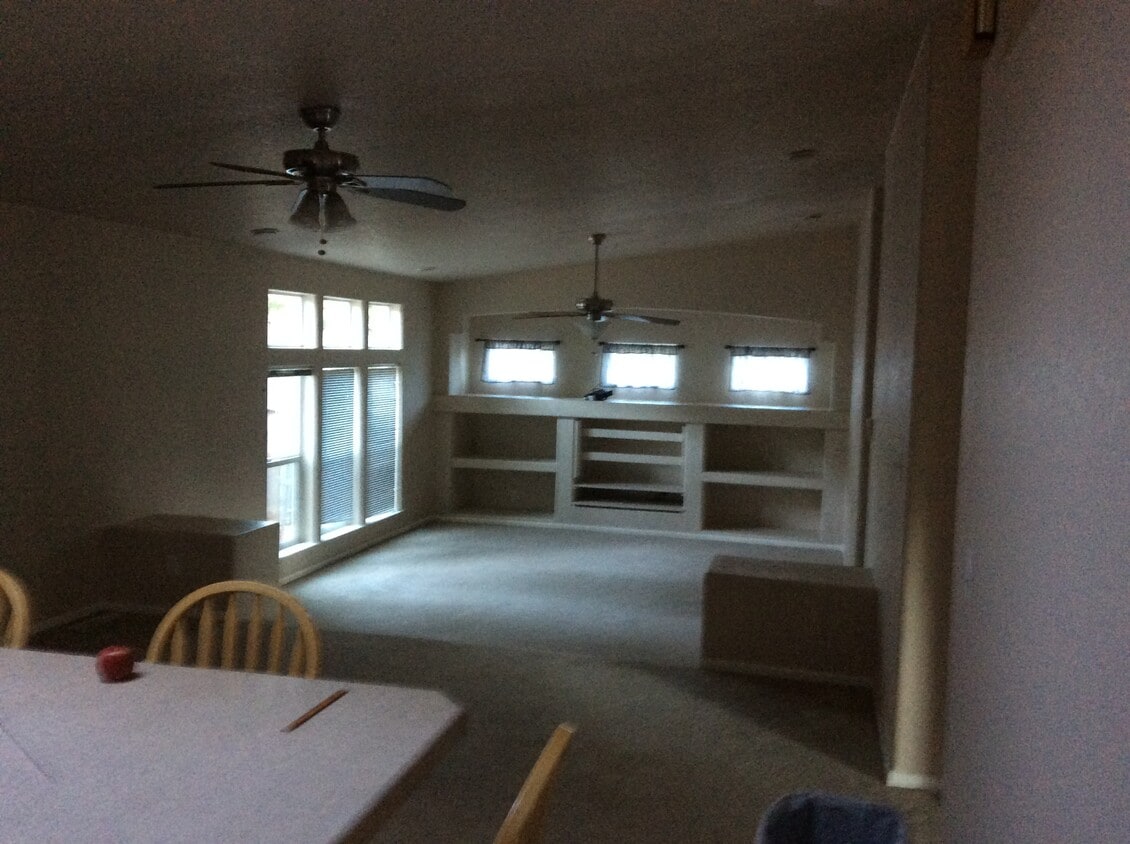 living room off kitchen - 4363 E Wintergreen Rd