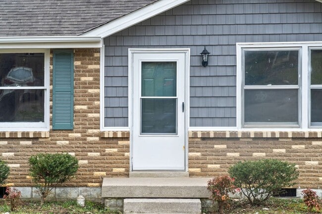 Foto del edificio - 3 Bedroom 2 Bath Renovated Pet Friendly Home For Rent!