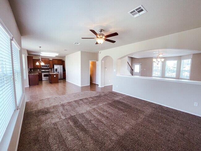 Zona de entretenimiento contigua a la cocina - 4904 Bridgewood Dr