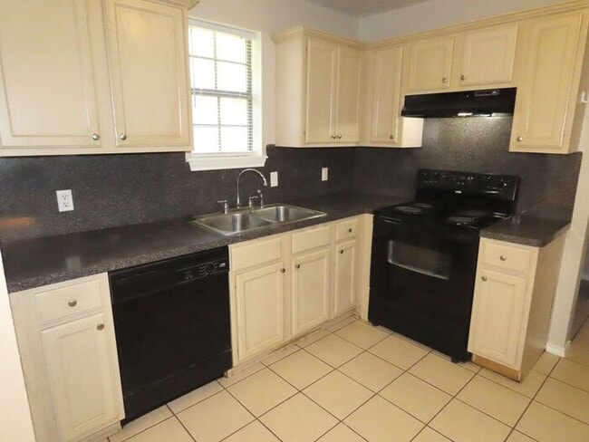 Building Photo - 8775 Stonecreek Dr