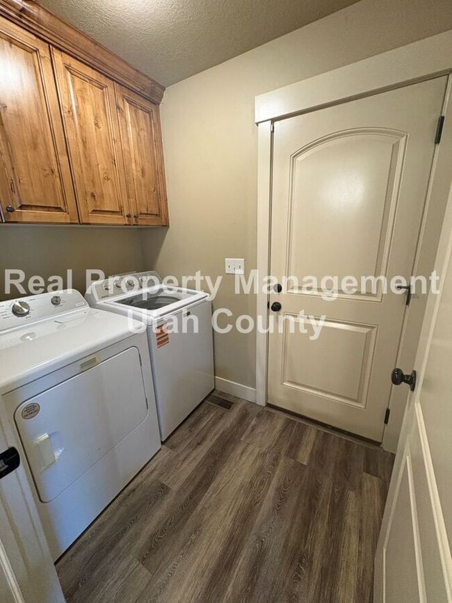 Building Photo - 2083 N Raspberry Dr