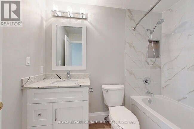 Photo du bâtiment - 102 Bloor St W