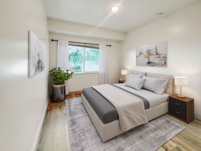 Building Photo - Adorable, Upgraded, 3 Bed/2 Bath duplex, F...