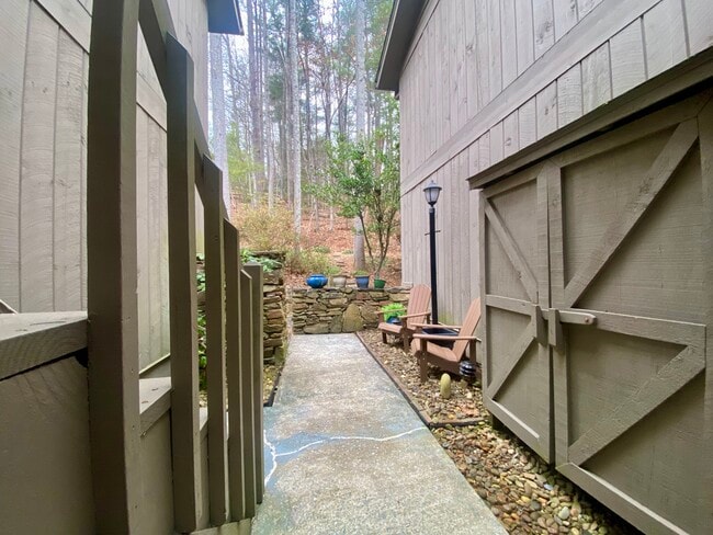 Building Photo - 49 Lake Dr