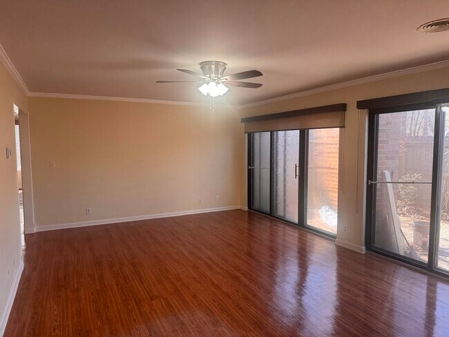 Foto del edificio - 6633 Poplar Woods Cir E