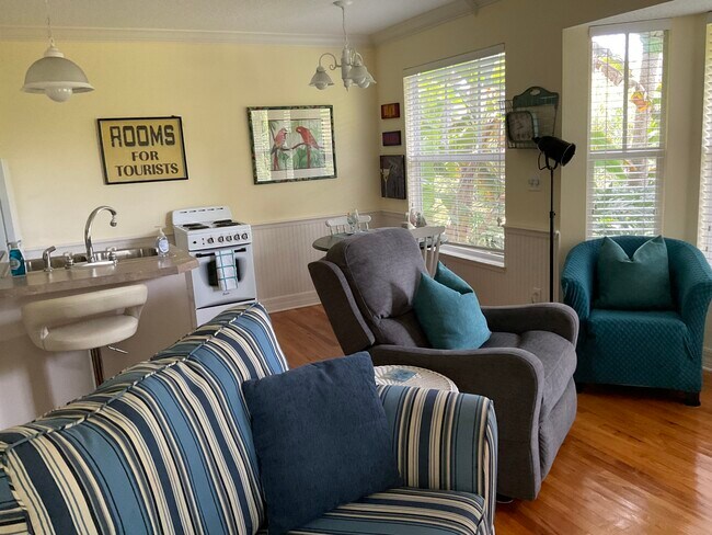 Living/eating area - 4426 Saxon Dr