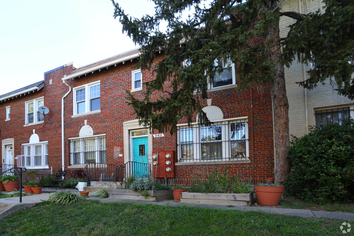 Building Photo - 262 16th St SE