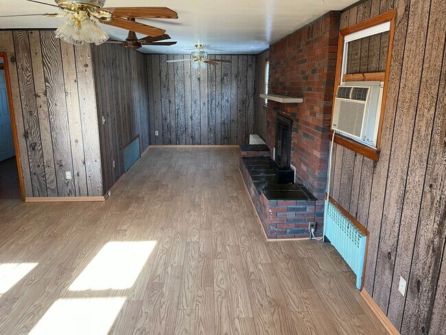 Building Photo - 215 Karsey St