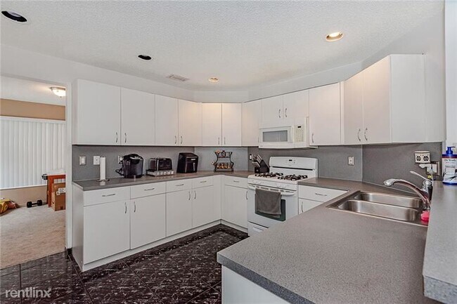 Building Photo - 4 br, 2.5 bath House - 13377 NW 7th St