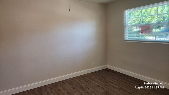 Building Photo - 3 bedroom 2 bath