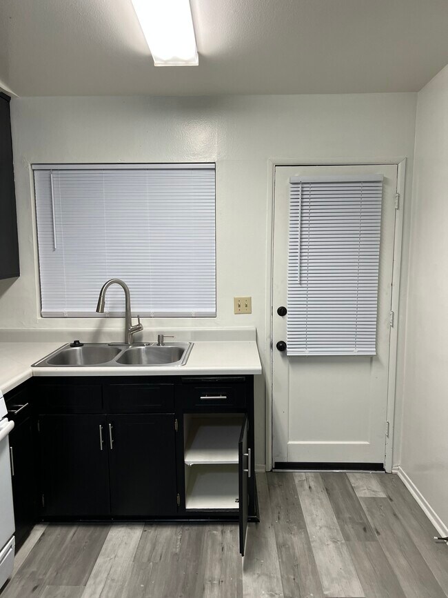 Foto del edificio - 23889 Hemlock Ave