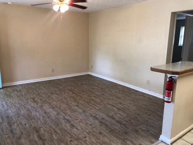 Building Photo - Two Bedroom Apartment Within a Short Dista...