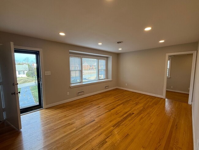 Building Photo - Three Bedroom Two Bath Home in Ridgeview/Parham & Ridge Area. Available in August!