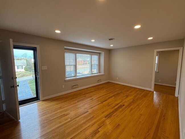 Foto del edificio - Three Bedroom Two Bath Home in Ridgeview/Parham & Ridge Area. Available in August!