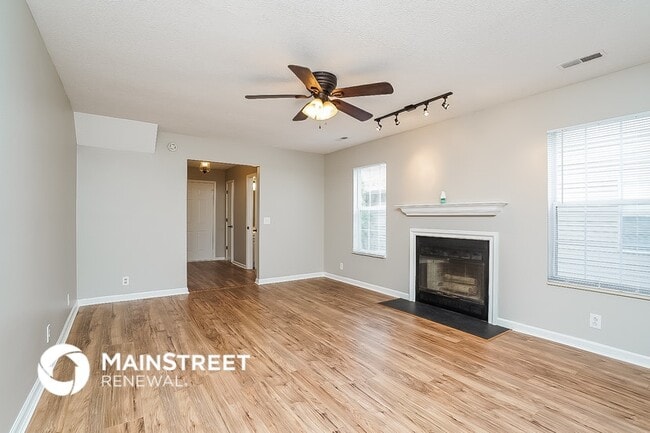 Foto del edificio - 4019 Farmingham Woods Dr