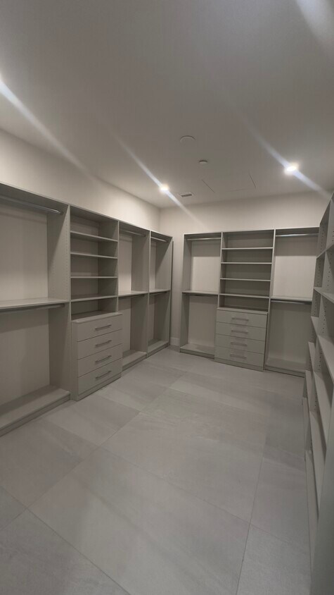 Foto del edificio - 680 NE 64th St