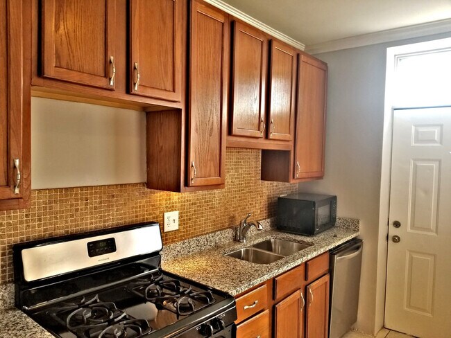 Foto del edificio - Rehabbed 3 Bedroom Waiting For You!