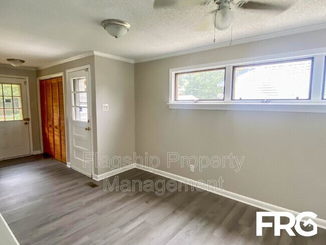Building Photo - 405 Dove Pl