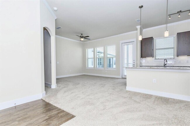 Foto del edificio - 7600 S Mason Rd