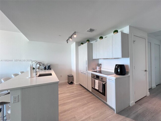 Foto del edificio - 501 NE 31st St