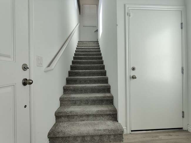Building Photo - Like New 2 Bed 2.5 Bath Condo