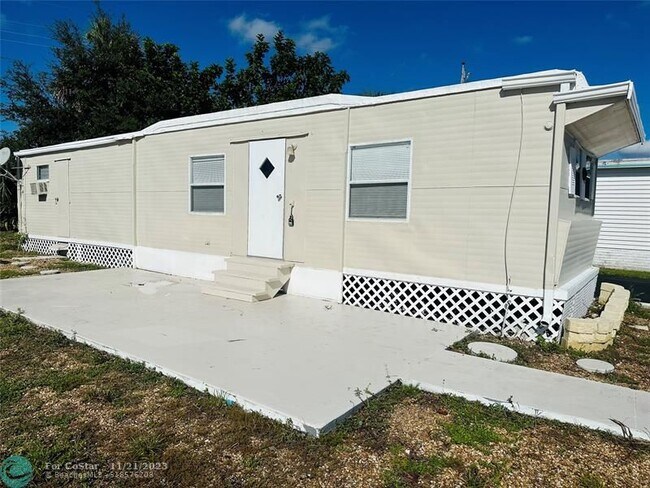Building Photo - 8709 SW 16th St