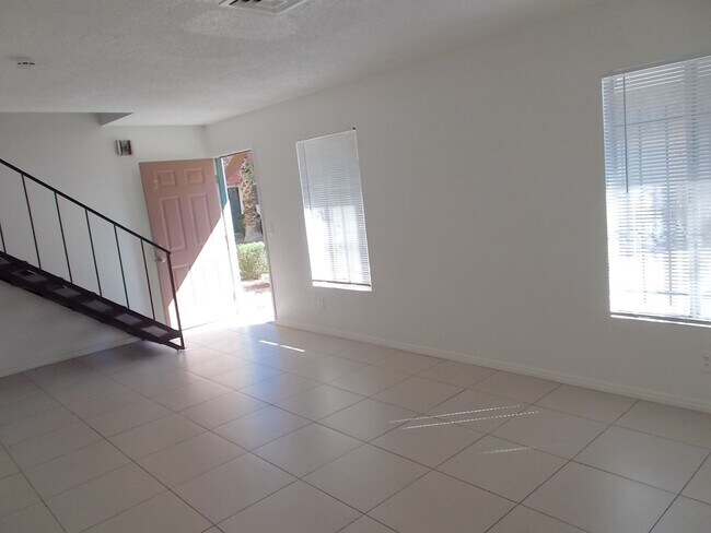 Foto del edificio - Charming 2-Story 3 Bedroom Townhome