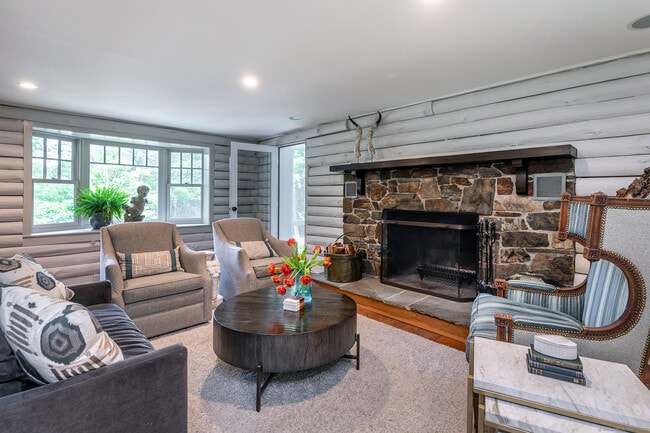 Foto del edificio - 1 W Woods Rd