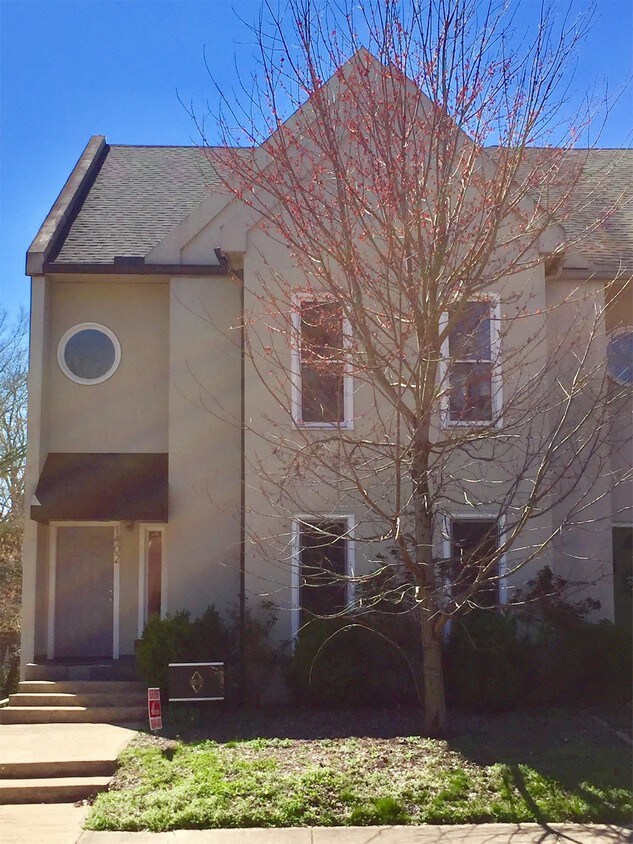 Primary Photo - 1402 E Jackson Ave