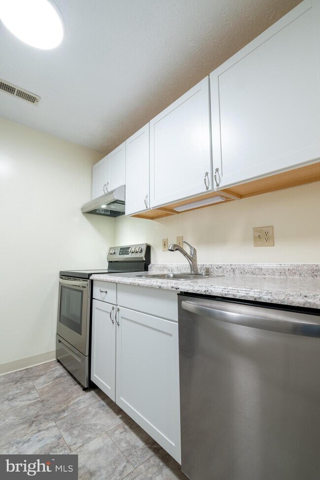 Building Photo - 23239 Rosewood Ct