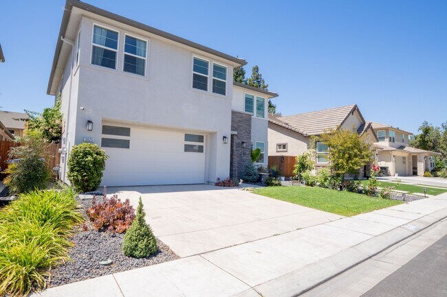 Building Photo - 3625 Blue Bird Dr