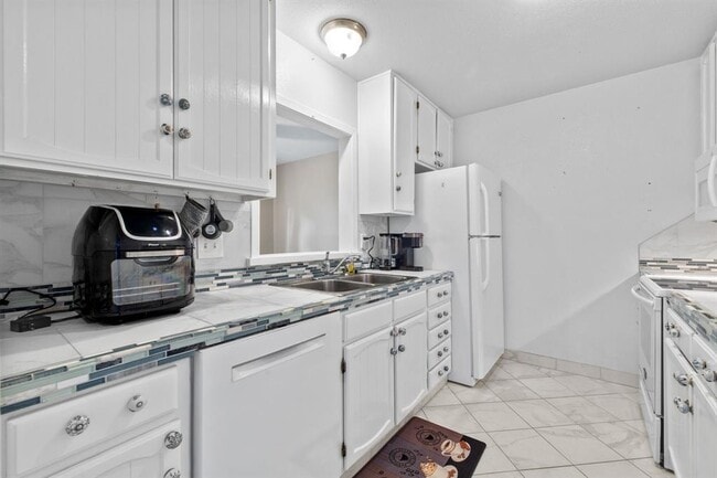 Building Photo - 1705 San Sebastian Ln