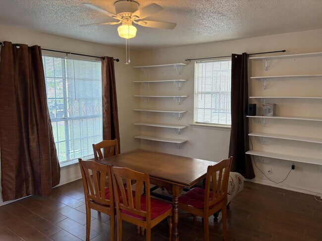Building Photo - 3 Bedroom Townhome Just 3 Blocks from St. Charles Ave.