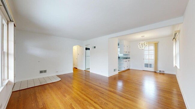 Building Photo - 3 bedroom in Chicago IL 60076