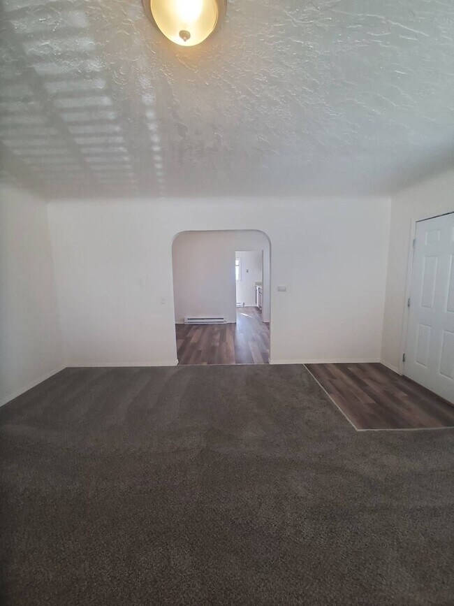 Building Photo - 2 Bedroom Home