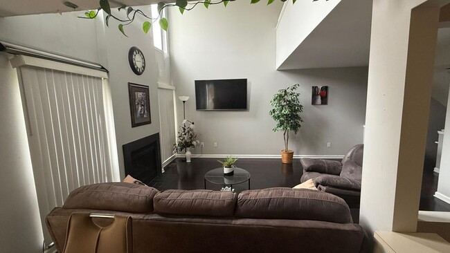 Building Photo - 735 Hamilton Ct